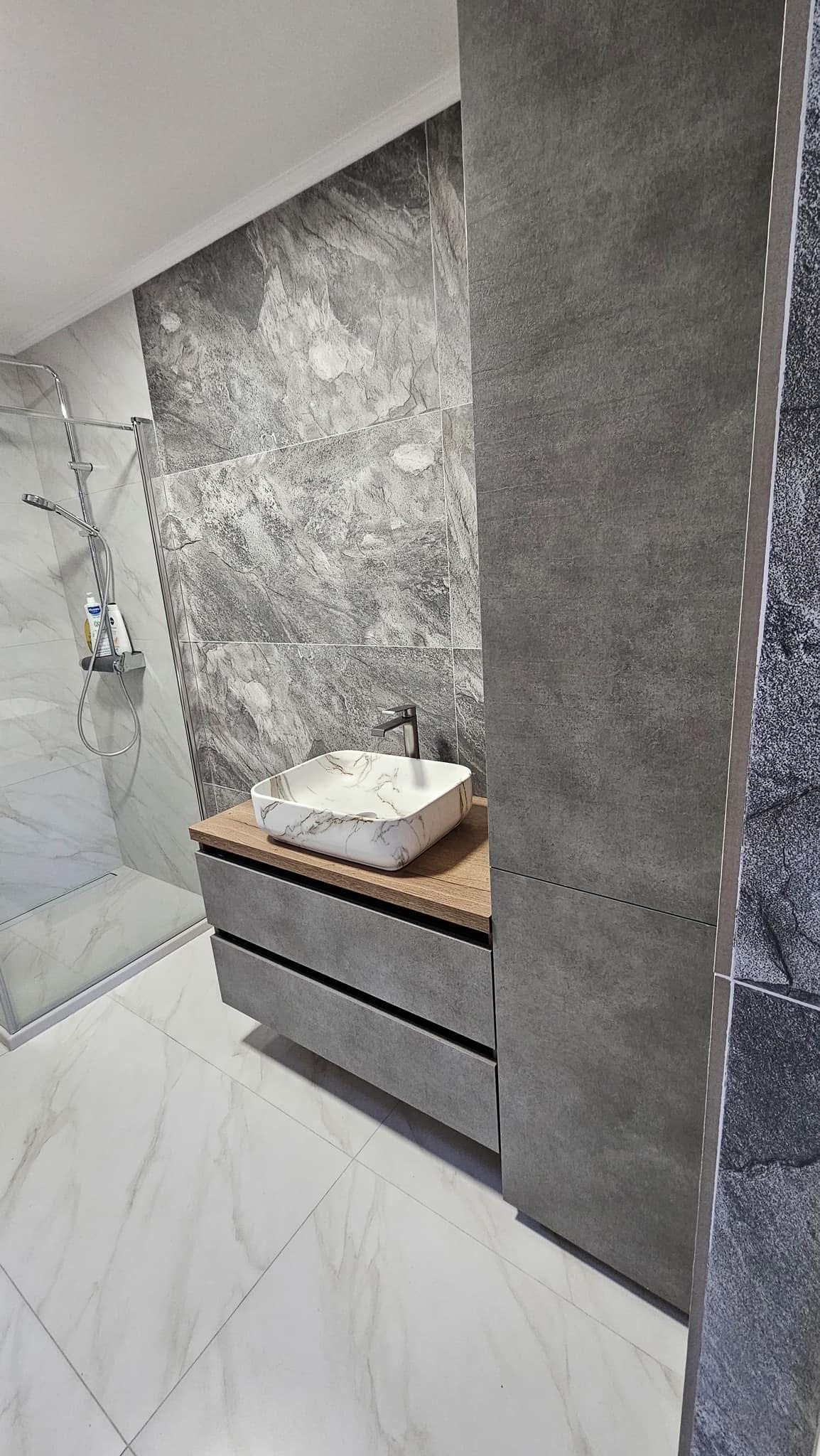 Elegant Grey Bath